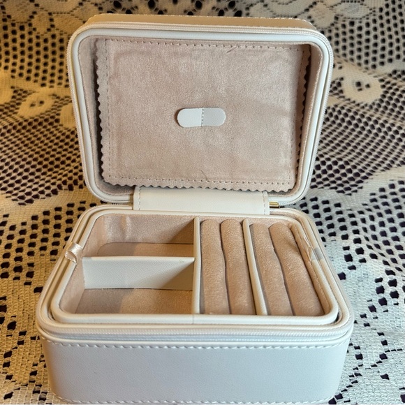 Gorjana "Go To" Jewelry Case NWOT w/ new surprise earrings inside :) - Picture 2 of 9